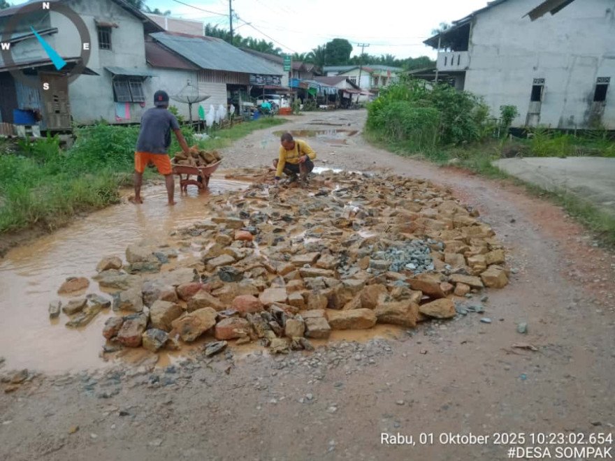 Semangat Gotong Royong Warga Dusun Ero, Desa Sompak, Perbaiki Jalan Rusak