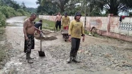 kegiatan gotong royong perbaikan jalan 